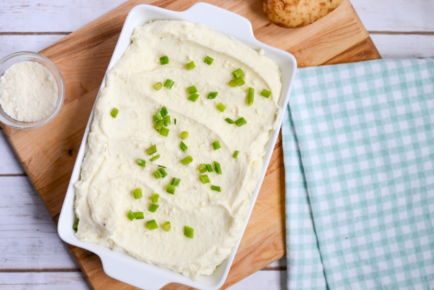 Easy creamy mashed potatoes - the perfect vegetable side dish for Thanksgiving or Christmas - this recipe is sure to be a hit!