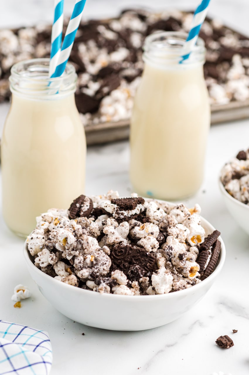 Oreo popcorn with milk